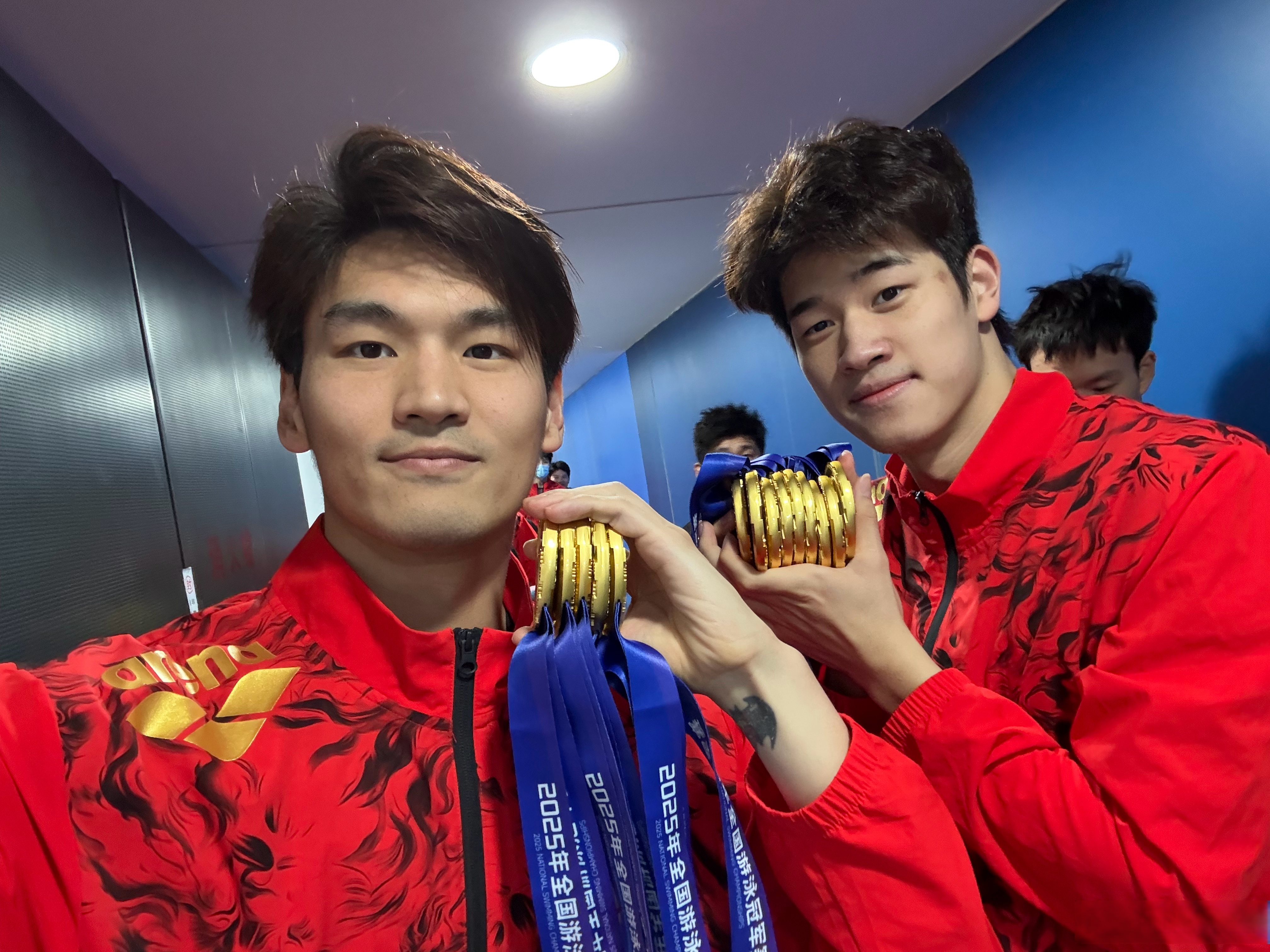 游泳传奇谢幕，球迷泪洒赛场