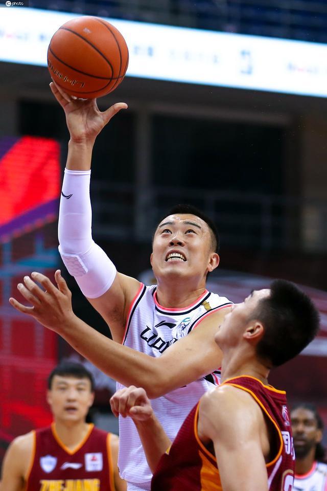 橄榄球惊险逆转取胜，粉丝狂欢不已