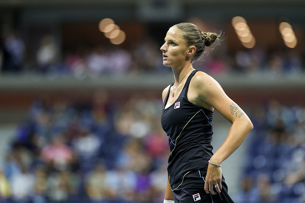 橄榄球惊险逆转取胜，粉丝狂欢不已